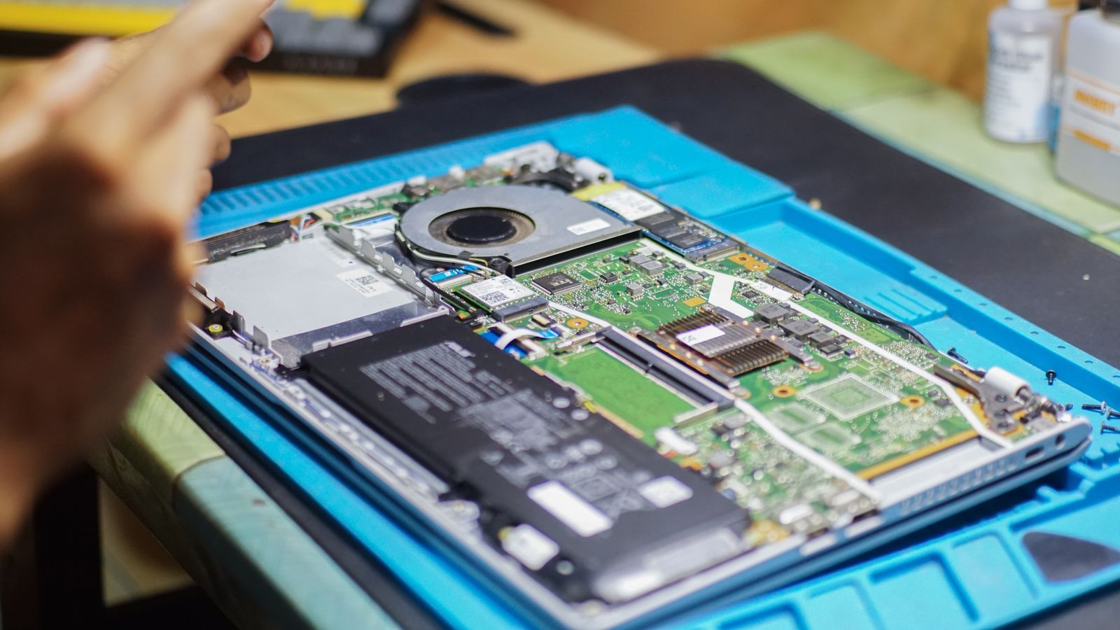 Interior atelier Overclock — echipament de diagnostic și reparație